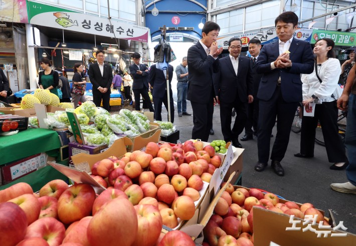 사과 시식하는 금감원장