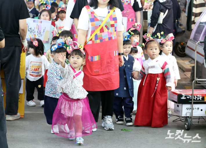 한복입고 전통시장 나들이
