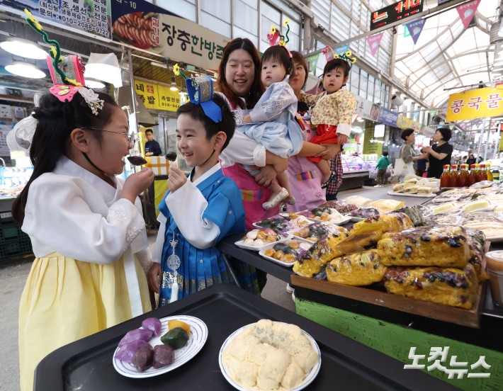추석 앞두고 전통시장 찾은 어린이들