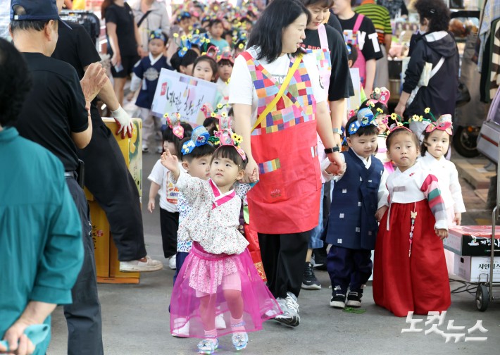 한복입고 전통시장 나들이
