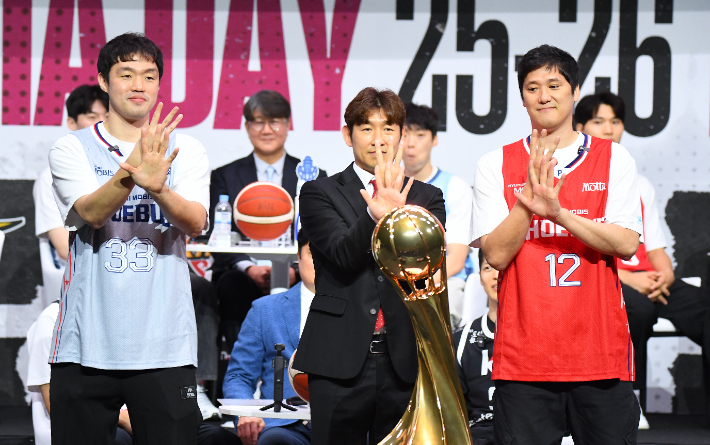 현대모비스 양동근 감독과 함지훈(오른쪽), 이승현(왼쪽). KBL 제공