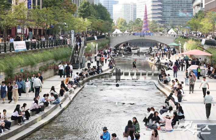 청계천 복원 20주년을 맞은 1일 서울 청계천에서 시민들이 20주년을 기념하며 설치된 공공미술 프로젝트 