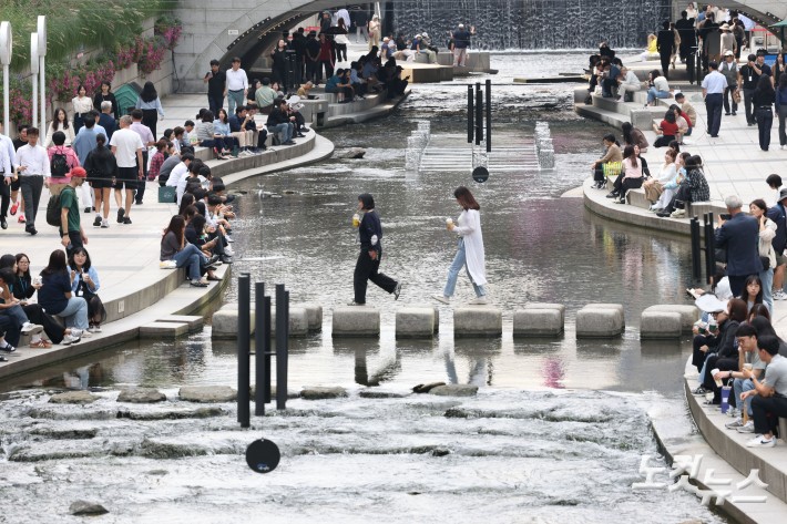청계천 복원 20주년을 맞은 1일 서울 청계천에서 시민들이 20주년을 기념하며 설치된 공공미술 프로젝트 