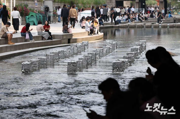 청계천 복원 20주년을 맞은 1일 서울 청계천에서 시민들이 20주년을 기념하며 설치된 공공미술 프로젝트 