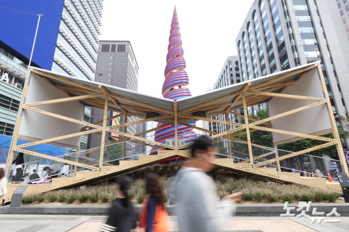 청계천 복원 20주년을 맞은 1일 서울 청계천에 공공미술 프로젝트 