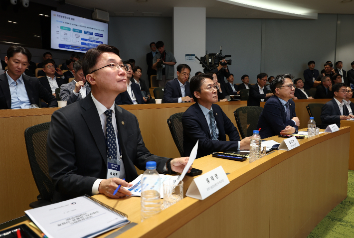 권대영 금융위원회 부위원장(앞줄 왼쪽에서 두번째)이 1일 서울 영등포구 한국산업은행에서 열린 '국민성장펀드 밋업' 행사에서 발표를 지켜보고 있다. 연합뉴스