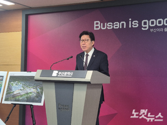 박형준 부산시장이 1일 차세대 부산형 급행철도 감간투자사업 적격성 조사 통과를 발표하고 있다. 박중석 기자