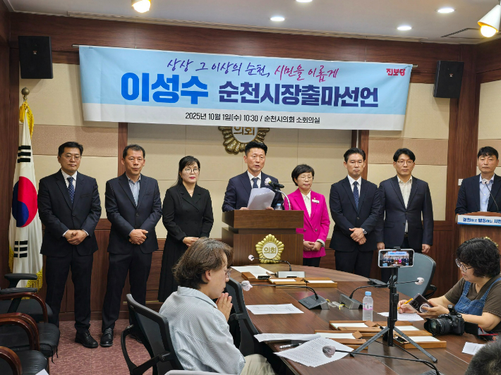 왼쪽부터 덕연조곡 김재진, 해룡 임석훈, 비례 신정화, 이성수 시장 후보, 왕조 1동 최미희(현 시의원), 오천 도사 상사 별량 낙안 김준희, 신대 조대익 후보, 맨 오른쪽은 유영갑 전 시의원. 고영호 기자  