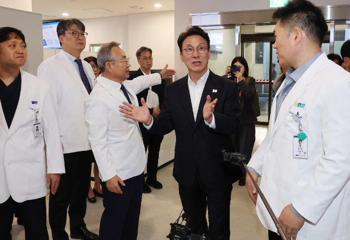 김민석 국무총리가 1일 충남 천안시 순천향대 천안병원을 방문, 충남권역응급의료센터를 찾아 관련 시설을 돌아보고 있다. 연합뉴스