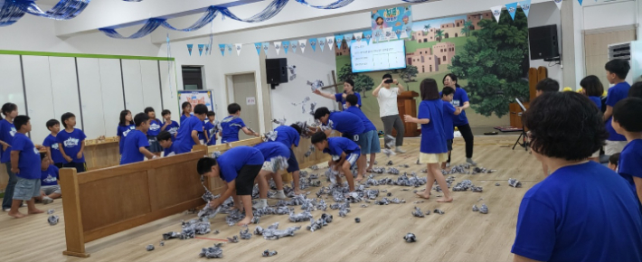 여름성경학교 때 레크레이션 지도 장면. 장금희 권사 제공. 