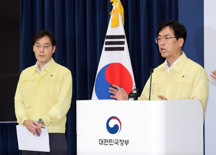 김민재 중앙재난안전대책본부 1차장(행안부 차관)이 29일 정부세종청사 민원동 공용브리핑실에서 국가정보자원관리원 행정정보시스템 화재 관련 중대본 브리핑을 하고 있다. 왼쪽은 이용석 디지털정부혁신실장. 연합뉴스