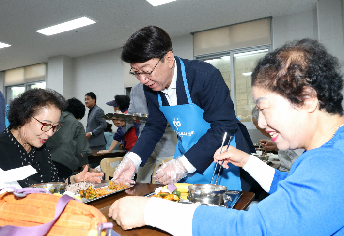 우범기 전주시장이 1일 금암동노인복지관에서 진행된 '사랑의 희망열차 전문이동봉사'에서 노인들의 식사를 챙기고 있다. 전주시 제공