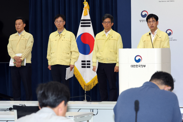 김민재 중앙재난안전대책본부 1차장(행안부 차관)이 1일 정부세종청사 민원동 공용브리핑실에서 국가정보자원관리원 행정정보시스템 화재 관련 중대본 브리핑을 하고 있다. 연합뉴스