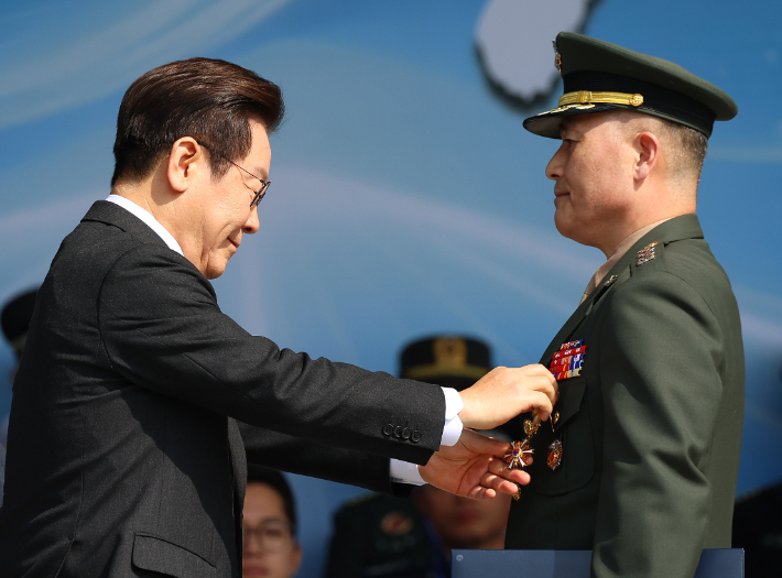 이재명 대통령이 1일 충남 계룡대 대연병장에서 열린 건군 77주년 국군의 날 기념행사에서 박정훈 해병 대령에게 훈장을 수여하고 있다. 연합뉴스