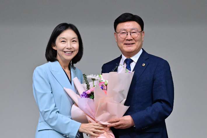 문승우 전북도의회 의장(오른쪽)이 대한민국시도의회의장협의회 수석부회장으로 선출됐다. 전북도의회 제공