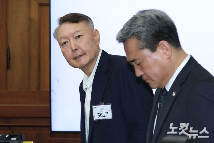 윤석열 전 대통령이 26일 서울 서초동 서울중앙지법에서 열린 특수공무집행방해 혐의 재판에 출석하고 있다. 사진공동취재단