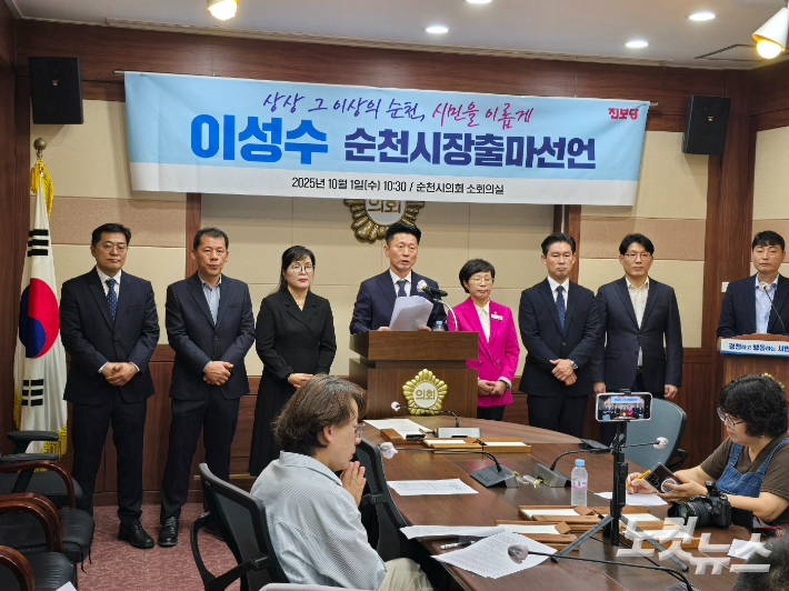 왼쪽부터 덕연조곡 김재진, 해룡 임석훈, 비례 신정화, 이성수 시장 후보, 왕조 1동 최미희(현 시의원), 오천 도사 상사 별량 낙안 김준희, 신대 조대익 후보, 맨 오른쪽은 유영갑 전 시의원. 고영호 기자  