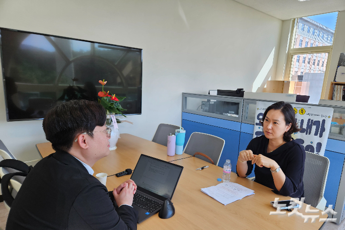 김희정 강원대학교 지질학과 교수가 취재진과 인터뷰하는 모습. 구본호 기자