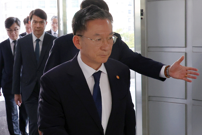 정성호 법무부 장관이 1일 오후 부산 연제구 부산검찰청 청사에 들어서고 있다. 뒤에는 이날 정 장관을 영접 나온 부산 고검·지검 간부들. 이날 정 장관은 부산 고검과 지검을 찾아 검사들과 간담회를 가졌다. 연합뉴스