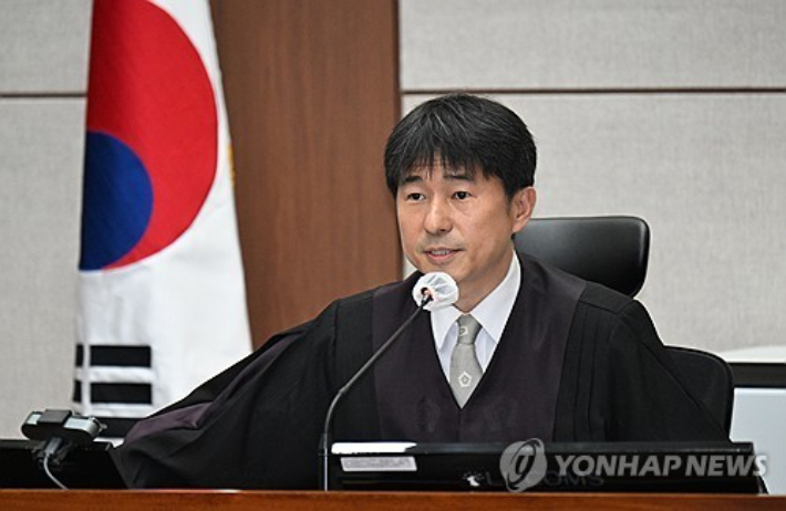 (서울=연합뉴스) 지귀연 부장판사가 21일 서울 서초구 서울중앙지법에서 열린 윤석열 전 대통령 내란 우두머리 혐의 형사재판 2차 공판에서 취재진들의 퇴장을 명령하고 있다. 2025.4.21 [사진공동취재단] photo@yna.co.kr 연합뉴스