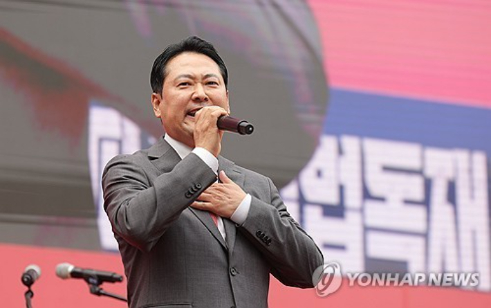     (서울=연합뉴스) 류영석 기자 = 국민의힘 장동혁 대표가 28일 서울 시청역 인근 세종대로에서 열린 사법파괴 입법독재 국민 규탄대회에서 발언하고 있다. 2025.9.28     ondol@yna.co.kr (끝) 연합뉴스