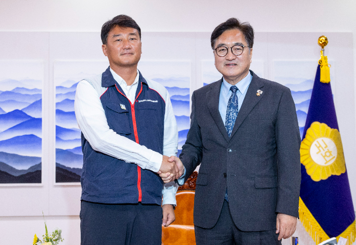 민주노총 위원장과 악수하는 우원식 국회의장. 연합뉴스