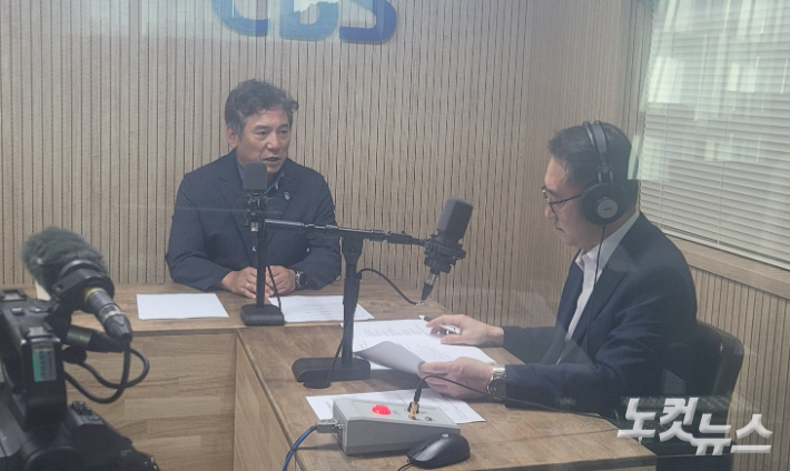 왼쪽부터 허혁 충북도 기반조성과장, 김종현 앵커. 충북CBS