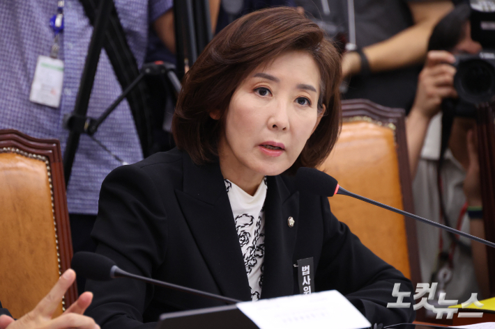 30일 서울 여의도 국회 법제사법위원회 전체회의에서 국민의힘 나경원 의원이 의사진행 발언을 하고 있다. 윤창원 기자