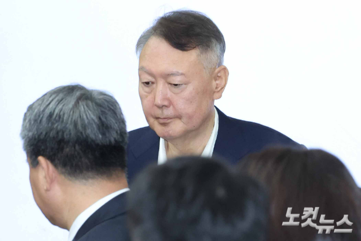 윤석열 전 대통령이 지난달 26일 서울 서초구 서울중앙지법에서 열린 특수공무집행방해, 직권남용 권리행사방해 등 혐의 사건 첫 공판에 출석하고 있다. 형사 법정에서 윤 전 대통령의 모습이 공개된 것은 지난 4월 내란 사건 재판 이후 약 5개월 만이다. 사진공동취재단