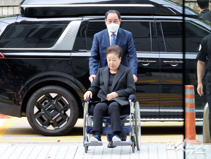 국민의힘 권성동 의원에게 불법 정치 자금을 전달하는 등 '정교유착 국정농단' 의혹을 받고 있는 통일교 한학자 총재가 지난달 22일 서울 서초구 서울중앙지법에서 열린 구속 전 피의자 심문(영장실질심사)에 출석하고 있다. 황진환 기자