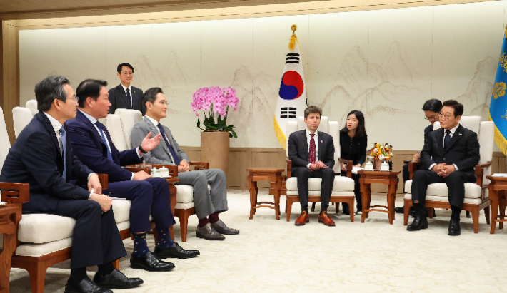 오픈AI 샘 올트먼 대표가 1일 용산 대통령실에서 이재명 대통령 접견 중 발언하고 있다. 연합뉴스