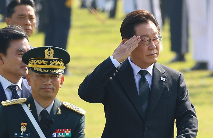 이재명 대통령이 1일 충남 계룡대 대연병장에서 열린 건군 77주년 국군의 날 기념행사에서 열병차량에 탑승해 거수경례하고 있다. 연합뉴스