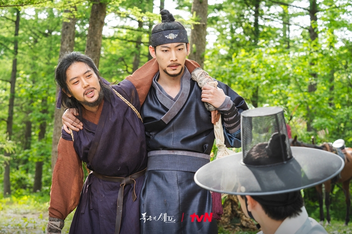 극 중 공길이 우림위장 신수혁과 티격태격하는 신은 박영운과 함께 상의해 만들어 갔다. tvN 제공