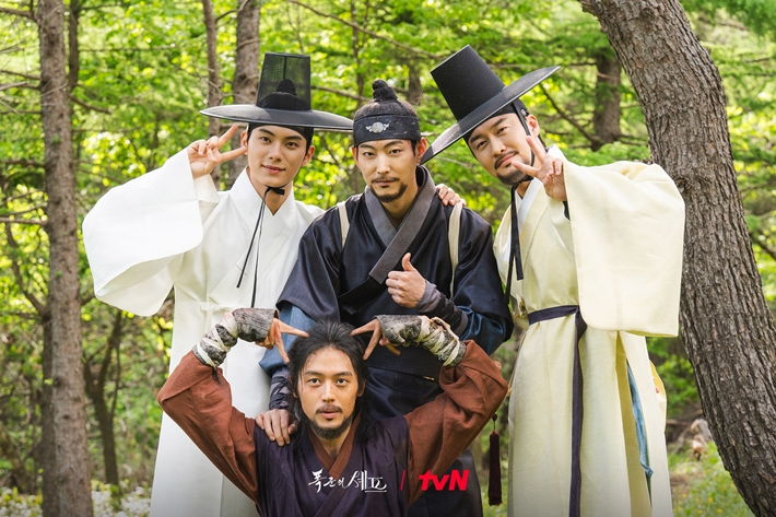 뒷줄 왼쪽부터 이채민, 박영운, 오의식. 앞 가운데가 이주안. tvN 제공