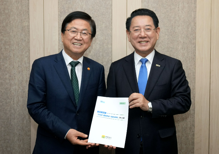 김영록 전라남도지사가 1일 세종에서 최교진 교육부 장관과 면담을 갖고 전라남도 통합대학교 국립의대 신속 신설 등 전남도 핵심사업 해결을 위한 걸의 및 협조를 요청하고 있다. 전라남도 제공