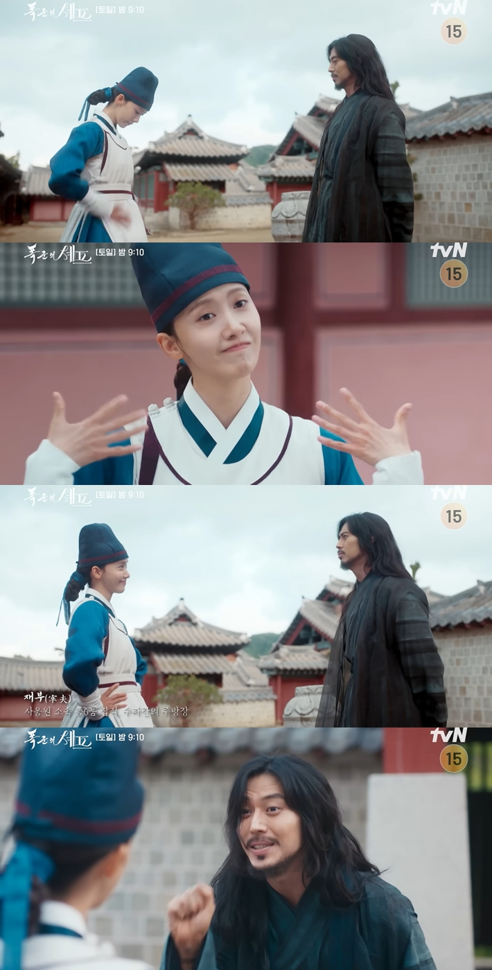 극 중 연지영 역 임윤아와 대화하는 장면에서 이주안은 소녀시대 '지' 안무를 활용한 동작을 애드리브로 넣었다. '폭군의 셰프' 캡처