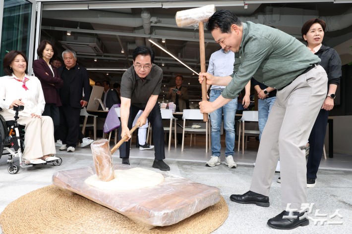 국민의힘 장동혁 대표와 송언석 원내대표가 추석 연휴를 하루 앞둔 2일 오전 서울 동대문구 동백꽃 노인복지관에서 송편을 만들기 위해 떡메를 치고 있다.