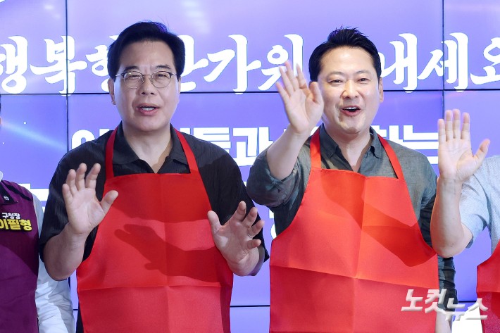 국민의힘 장동혁 대표와 송언석 원내대표가 추석 연휴를 하루 앞둔 2일 오전 서울 동대문구 동백꽃 노인복지관에서 송편을 만들기 위해 떡메를 치고 있다.