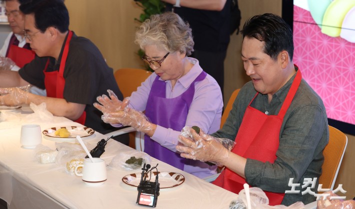 국민의힘 장동혁 대표가 추석 연휴를 하루 앞둔 2일 오전 서울 동대문구 동백꽃 노인복지관에서 어르신들과 함께 송편을 빚고 있다.