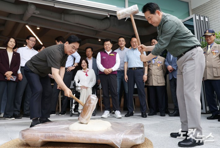 국민의힘 장동혁 대표와 송언석 원내대표가 추석 연휴를 하루 앞둔 2일 오전 서울 동대문구 동백꽃 노인복지관에서 송편을 만들기 위해 떡메를 치고 있다.