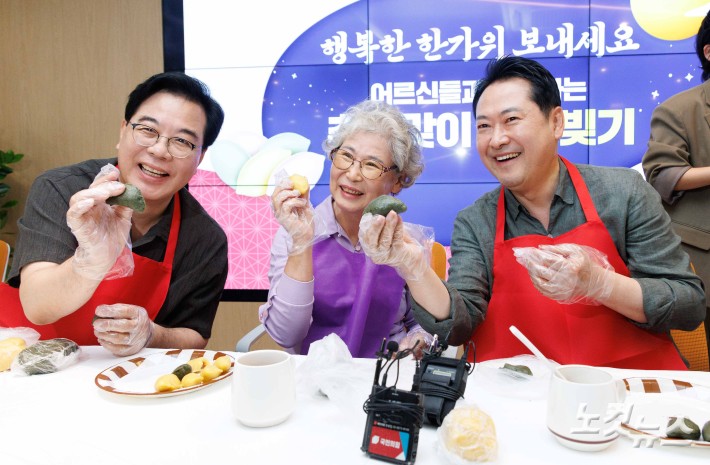 송편 만들어 보이는 장동혁-송언석