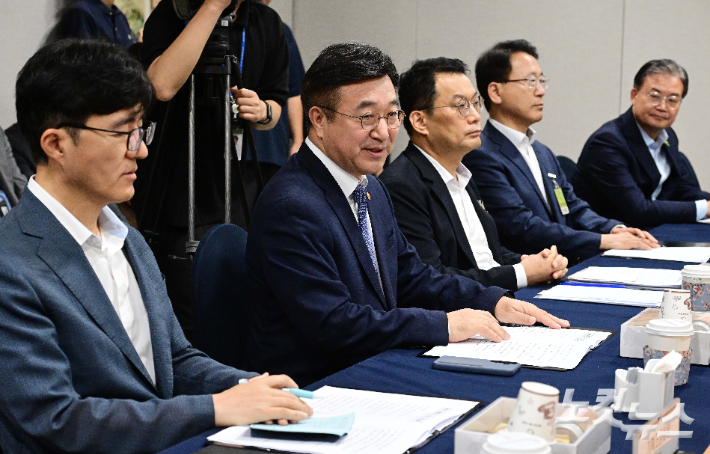 윤호중 행정안전부 장관이 지난달 2일 서울 여의도 국회에서 열린 '2차 소비쿠폰·강릉 가뭄 대응' 관련 당정 협의에서 발언을 하고 있다. 윤창원 기자