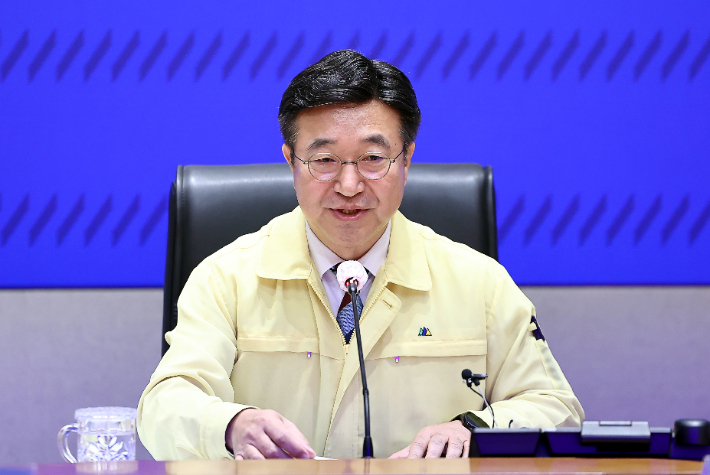윤호중 행정안전부 장관이 2일 정부서울청사에서 국가정보자원관리원 행정정보 시스템 화재 관련 중앙재난안전대책본부 8차 회의를 주재하고 있다. 연합뉴스
