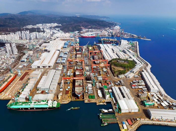 울산광역시 동구에 본사를 둔 HD현대중공업 전경. HD현대중공업은 HD현대미포와 합병을 준비하고 있다. HD현대중공업 제공 