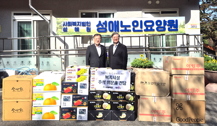 금성백조주택 김영환 대표이사와 성애노인요양원 곽영수 원장이 기념촬영을 하고 있다. 금성백조 제공