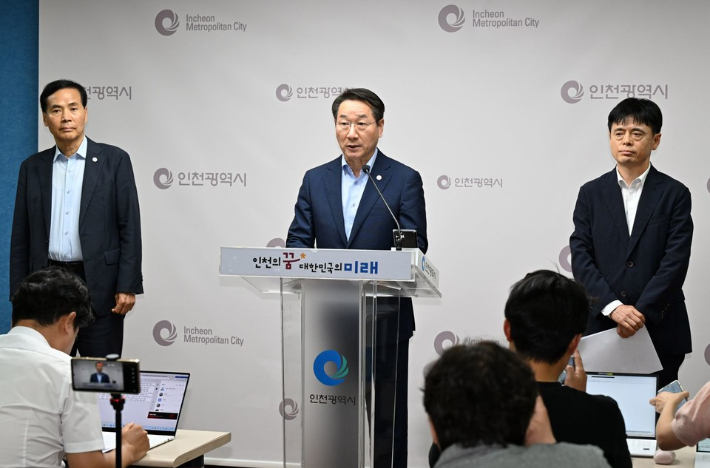 지난 5월 세계지질공원 지정 추진 중단과 관련해 입장 발표를 하고 있는 유정복 인천시장 모습. 인천시 제공