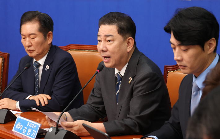 더불어민주당 김병기 원내대표가 2일 서울 여의도 국회에서 열린 최고위원회의에서 발언하고 있다. 연합뉴스