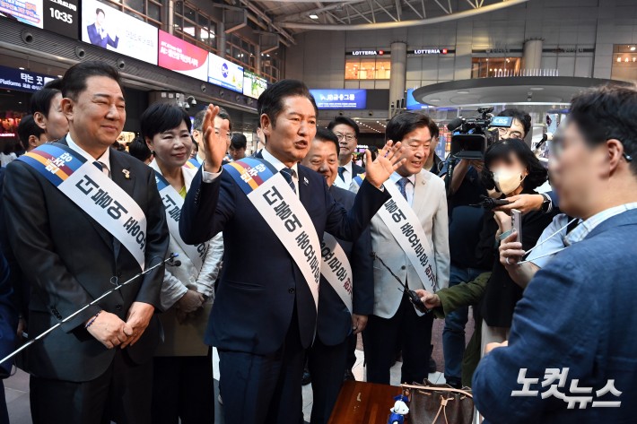 용산역 찾아 귀성객 만난 민주당