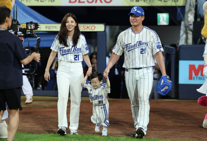 9월 30일 은퇴 경기에 나선 오승환 가족. 아내 김지혜 씨(왼쪽부터), 아들 서준 군, 오승환. 연합뉴스 