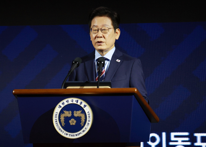 이재명 대통령이 2일 서울 광진구 그랜드워커힐서울 호텔에서 열린 제19회 세계한인의 날 기념식에서 기념사를 하고 있다. 연합뉴스